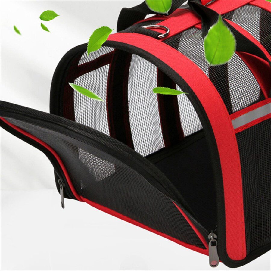 Détail de la porte avant en filet d'un sac de transport noir à liserés rouges, ouverte