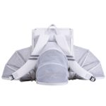 Sac à dos gris clair vu de dos avec larges bretelles rembourrées et extensions mesh déployées de chaque côté