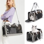 Trois scènes : femme portant le sac gris et noir en bandoulière, chat sortant par le panneau ouvert, chat sur le dessus
