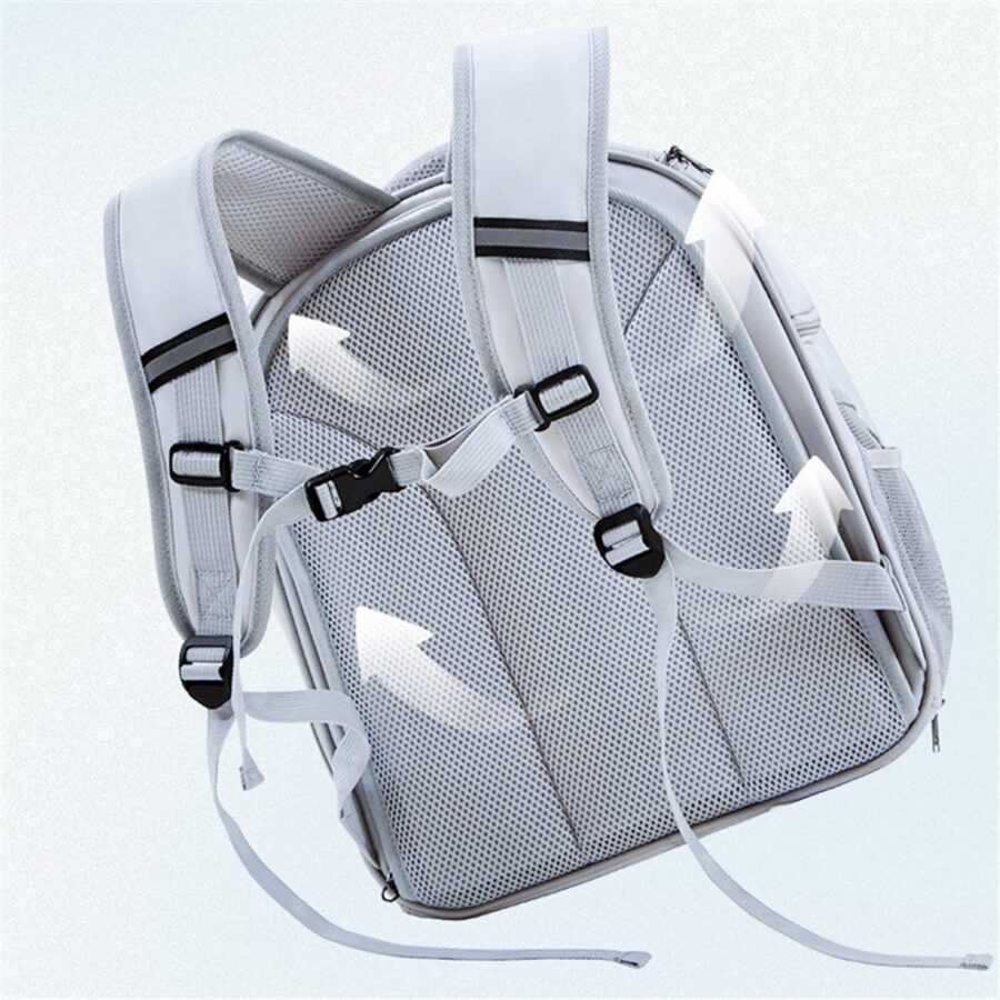 Détail des bretelles et du dossier matelassé en filet aéré d'un sac à dos gris, avec boucles de réglage et flèches