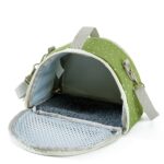 Sac vert à pois ouvert, rabat avant en filet baissé, intérieur doublé de tissu gris moelleux et bandoulière grise