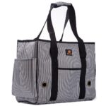 Sac fourre-tout rayé noir et blanc à deux anses noires, poche plaquée sur l'avant et œillets d'aération, vue de trois quarts