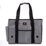 Sac de transport rayé gris et noir vu de face, étiquette orange, poche frontale zippée et deux œillets sur les flancs