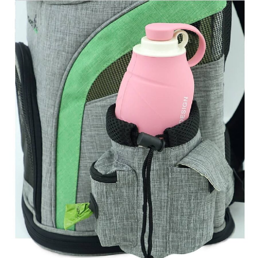 Gros plan de la poche latérale d'un sac à dos gris et vert, avec gourde rose pliable et cordon de serrage