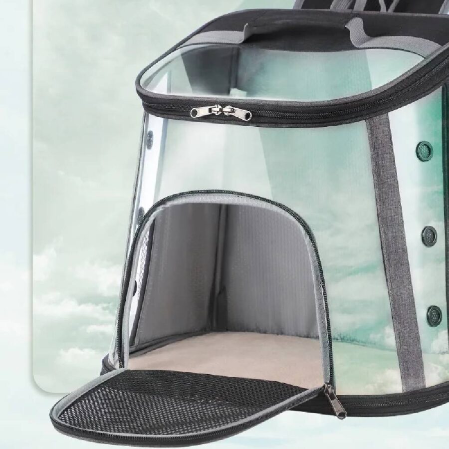 Porte avant du sac transparent ouverte, avec rabat zippé rabattu et tapis de fond, sur fond de ciel nuageux